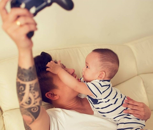 2 ông bố "bỉm sữa" đảm đang nhất showbiz Việt - 7