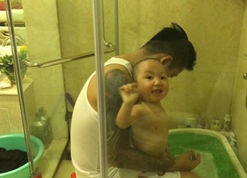 2 ông bố "bỉm sữa" đảm đang nhất showbiz Việt - 3