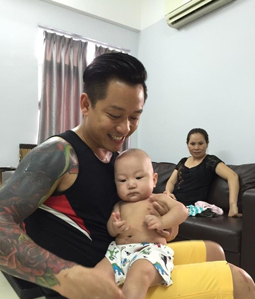 2 ông bố "bỉm sữa" đảm đang nhất showbiz Việt - 4