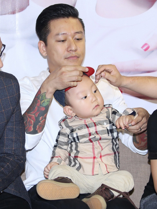 2 ông bố "bỉm sữa" đảm đang nhất showbiz Việt - 12