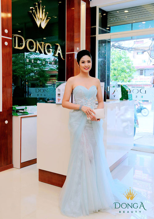 Ngọc Hân đẹp hút hồn dự khai trương chi nhánh Đông Á Beauty - 5