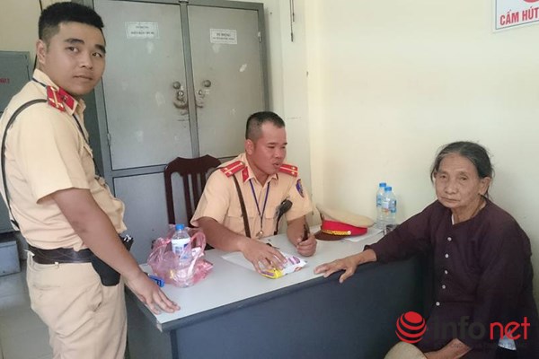 Cụ bà bị mất cắp, nhà xe bỏ giữa đường, gặp ngay CSGT - 1