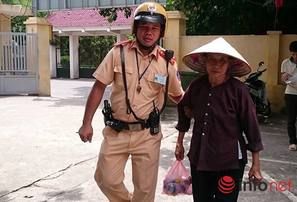Cụ bà bị mất cắp, nhà xe bỏ giữa đường, gặp ngay CSGT - 3