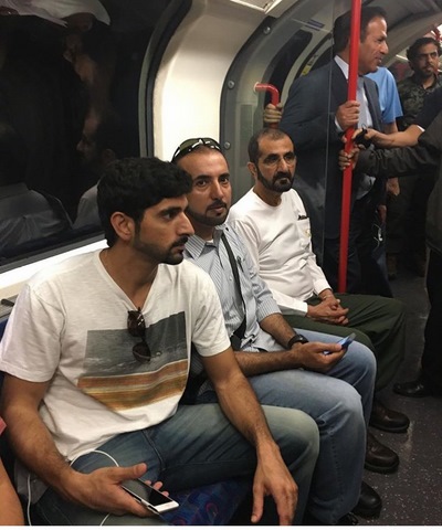 Quốc vương Ả Rập mặc áo thun đi tàu điện ngầm Anh - 1