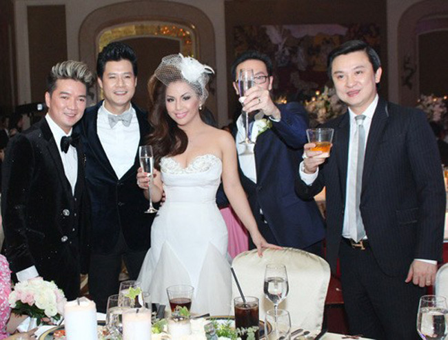 Đám cưới Minh Tuyết được tổ chức tại một trong những khách sạn danh tiếng Sài Thành với sự tham gia của nhiều khách mời nổi tiếng.
