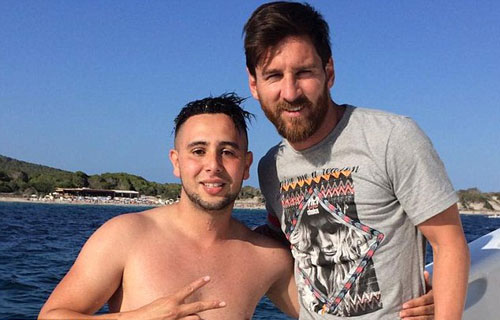 Fan Atletico bơi 1km, được Messi mời lên du thuyền - 1