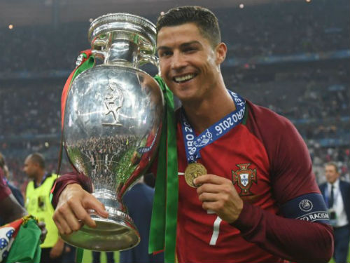 Thêm một huyền thoại trao Quả bóng vàng cho Ronaldo - 1