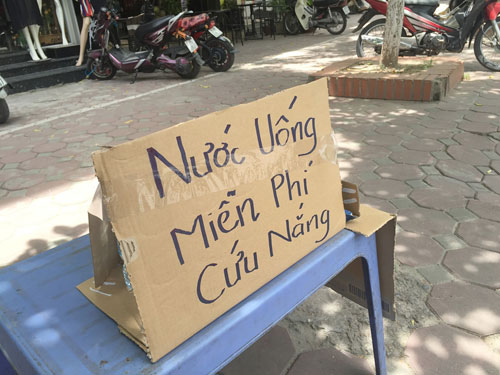 Cụ bà phát nước uống miễn phí cho người nghèo ở Thủ đô - 2