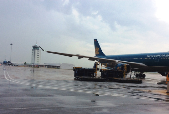 Sân bay Tân Sơn Nhất khắc phục xong đường băng bị sét đánh - 1