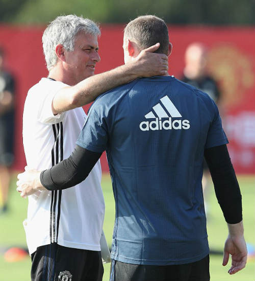 MU du đấu: Mourinho cười tươi như hoa với Rooney - 3