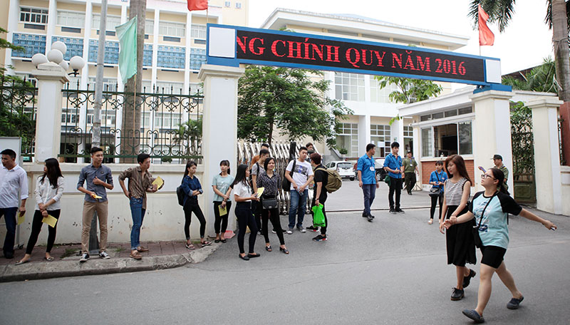 Sĩ tử đội nón rách, đeo rọ tôm đi thi đại học - 1