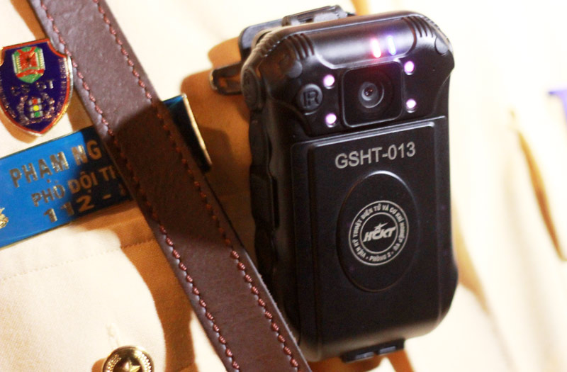 141 đeo camera giám sát, người vi phạm vui vẻ nộp phạt - 3