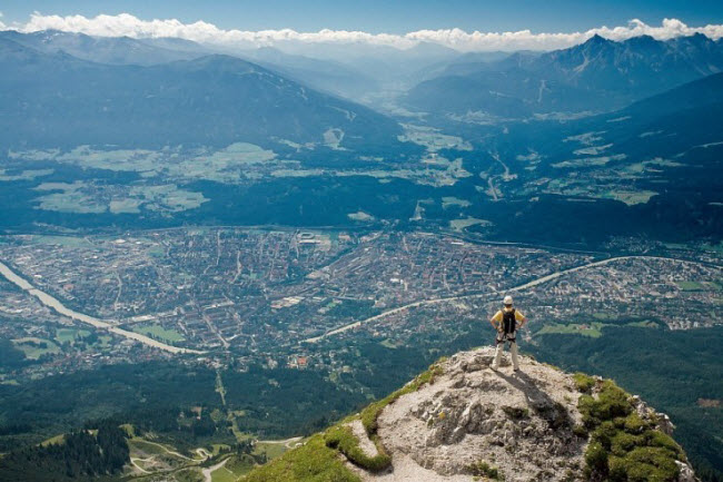 1. Thị trấn Innsbruck: Innsbruck nằm giữa thung lũng Inn và được bao quanh bởi những ngọn núi cao ở Áo, tạo nên khung cảnh đẹp như tranh vẽ. Tới đây, du khách có thể chiêm ngưỡng nhiều tòa nhà và công trình kiến trúc cổ hay khám phá vẻ đẹp của núi non xung quanh.