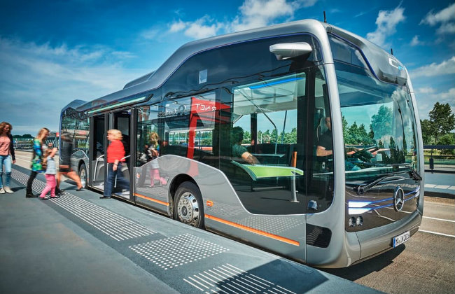 Mẫu xe bus trên được Mercedes-Benz định danh là Future Bus concept vừa được thiết kế trước ở dạng demo. Xe trang bị công nghệ tự lái CityPilot kết hợp giữ các thiết bị kết nối, camera và hệ thống radar giúp xe bus có khả năng lái tự động ở môi trường đô thị.