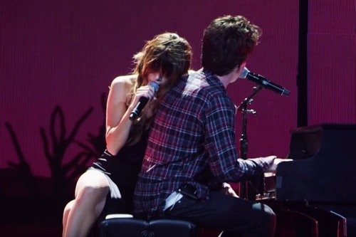 Selena Gomez quá quyến rũ trong màn trình diễn với "bạn trai" - 2