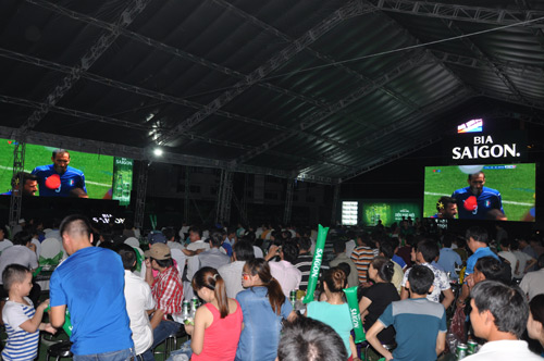 Chơi sảng khoái, uống thoải mái tại Fan zone - 1