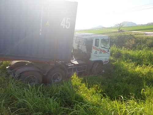 Container “ngủ” trên đường ray, tàu hỏa chờ "dài cổ" - 2