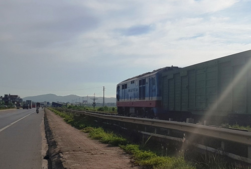 Container “ngủ” trên đường ray, tàu hỏa chờ "dài cổ" - 4