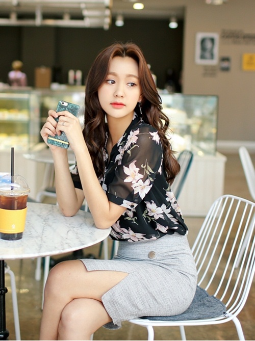 Mặc sơ mi họa tiết xinh như Park Shin Hye! - 13