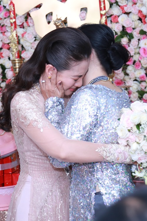 Diễn viên Ngọc Lan xúc động bật khóc trong lễ ăn hỏi - 2