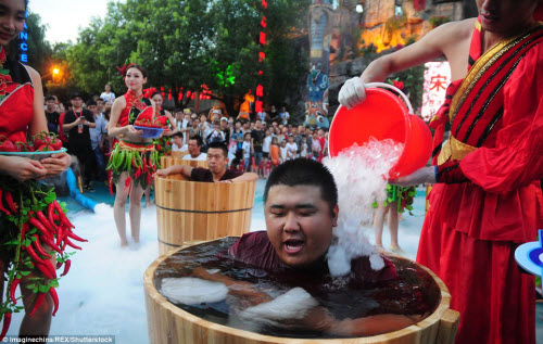 Nhăn mặt với cuộc thi ăn ớt trong thùng nước đá - 3