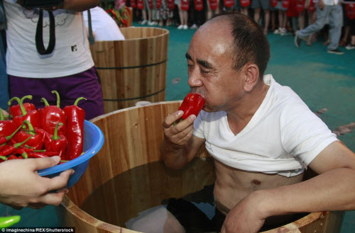 Nhăn mặt với cuộc thi ăn ớt trong thùng nước đá - 4