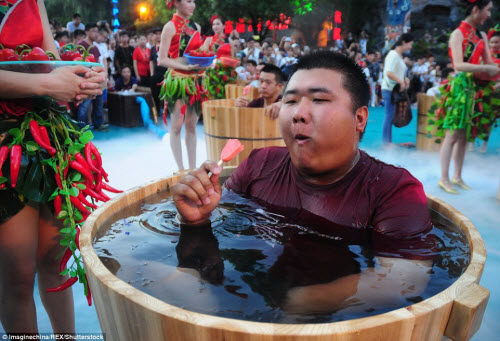 Nhăn mặt với cuộc thi ăn ớt trong thùng nước đá - 10