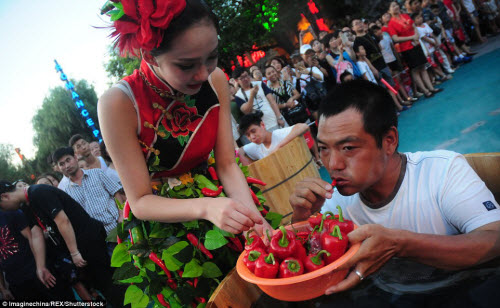 Nhăn mặt với cuộc thi ăn ớt trong thùng nước đá - 11