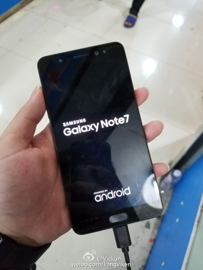 Hầu hết những thông tin rò rỉ gần đây đều nói rằng Galaxy Note 7 sẽ xuất hiện dưới dạng màn hình cạnh cong hai bên mép giống như Galaxy S7 Edge.