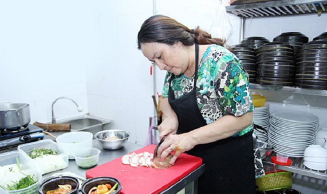 Trong khi đó, bà Tâm - mẹ Wanbi, hiện đang thực hiện ước nguyện của nam ca sĩ khi còn sống là mở một quán ăn. Bà vốn nổi tiếng với khả năng nấu ăn rất ngon.