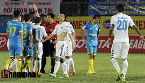 Sự cố trọng tài V-League: Đừng mời “hàng ngoại” về “chịu đòn” - 2