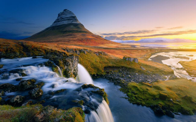 Nằm gần thị trấn nhỏ Grundarfjörður ở miền tây Iceland, núi Kirkjufell có phong cảnh đẹp mê đắm. Tới đây, du khách có thể khám phá vẻ đẹp của thác nước và những con sông nhỏ.