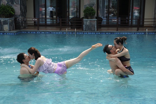 Thi hôn nhau dưới nước với nhiều tư thế "khó đỡ" - 1