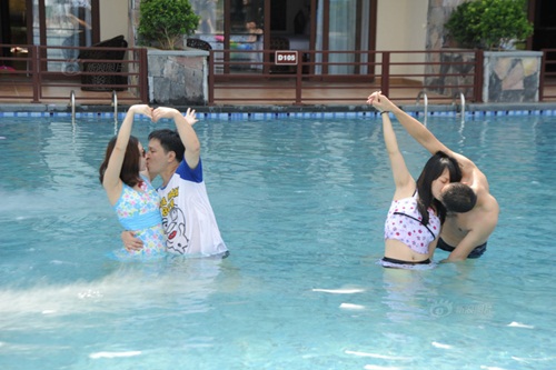 Thi hôn nhau dưới nước với nhiều tư thế "khó đỡ" - 4