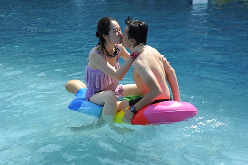 Thi hôn nhau dưới nước với nhiều tư thế "khó đỡ" - 5