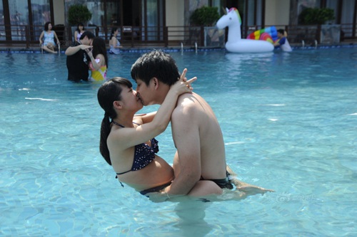 Thi hôn nhau dưới nước với nhiều tư thế "khó đỡ" - 6