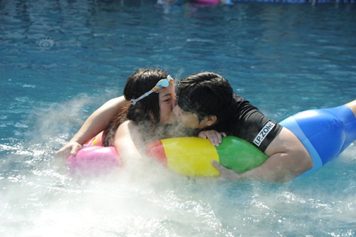 Thi hôn nhau dưới nước với nhiều tư thế "khó đỡ" - 7