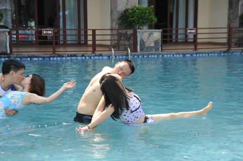 Thi hôn nhau dưới nước với nhiều tư thế "khó đỡ" - 8