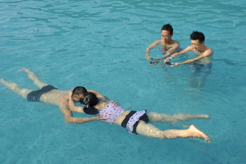 Thi hôn nhau dưới nước với nhiều tư thế "khó đỡ" - 9