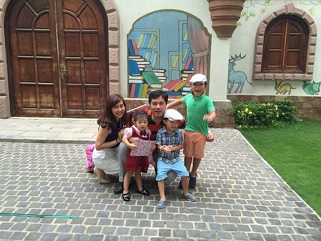 Kết hôn vào năm 2009, Lưu Hà hiện tại đang có cuộc sống gia đình hạnh phúc cùng chông và 4 nhóc tì, 2 trai, 2 gái.