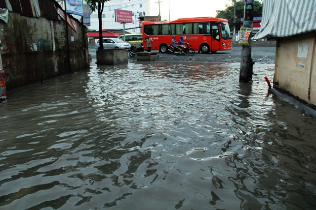 Mưa từ đầu giờ chiều, đến tối đường Sài Gòn vẫn như sông - 3