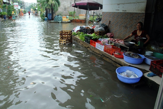 Mưa từ đầu giờ chiều, đến tối đường Sài Gòn vẫn như sông - 2