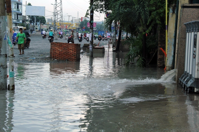 Mưa từ đầu giờ chiều, đến tối đường Sài Gòn vẫn như sông - 4