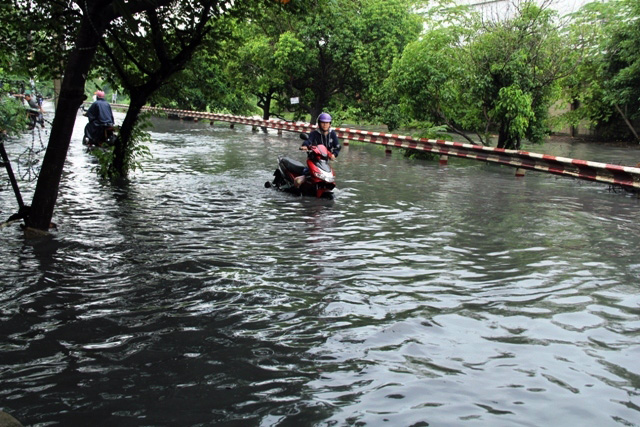 Mưa từ đầu giờ chiều, đến tối đường Sài Gòn vẫn như sông - 5