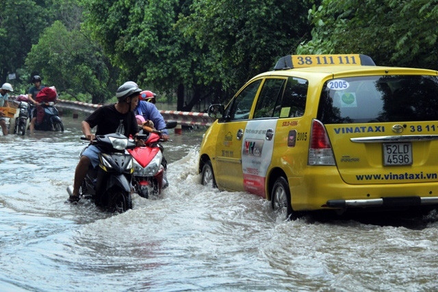 Mưa từ đầu giờ chiều, đến tối đường Sài Gòn vẫn như sông - 7