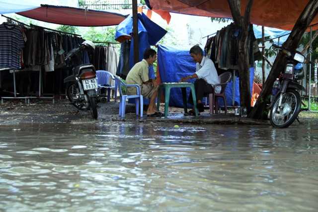 Mưa từ đầu giờ chiều, đến tối đường Sài Gòn vẫn như sông - 10