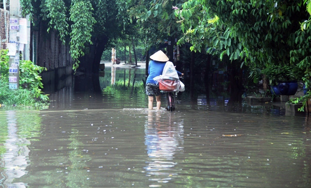 Mưa từ đầu giờ chiều, đến tối đường Sài Gòn vẫn như sông - 9