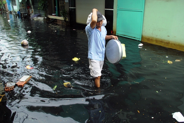 Mưa từ đầu giờ chiều, đến tối đường Sài Gòn vẫn như sông - 11