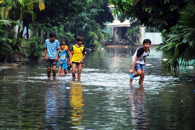 Mưa từ đầu giờ chiều, đến tối đường Sài Gòn vẫn như sông - 14