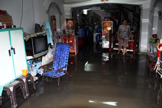 Mưa từ đầu giờ chiều, đến tối đường Sài Gòn vẫn như sông - 12